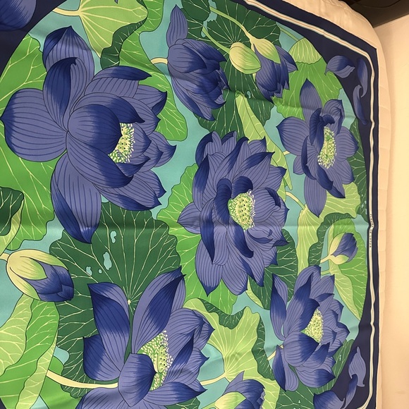 Vintage Hermes Fleur de Lotus scarf updated description. - Picture 2 of 10